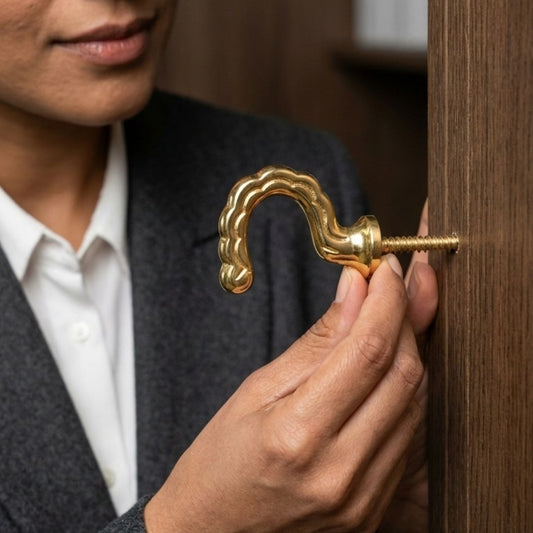 Hook 1 1/5" Pb (Polished Brass)