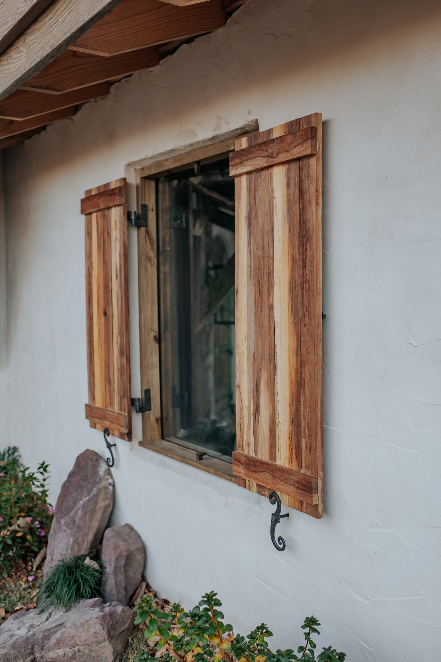 Solid Bronze Textured Shutter S Dog